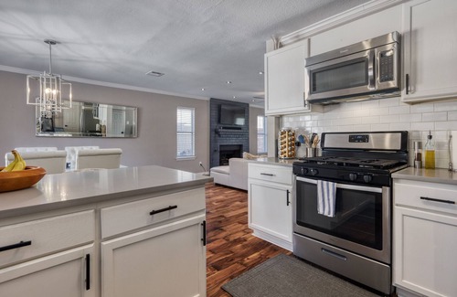 Brushy Creek House | Luxurious Oasis with Outdoor BBQ, TV and HUGE Pool