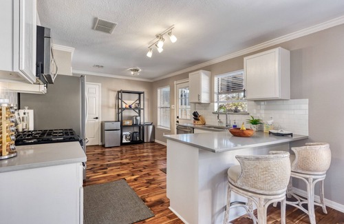 Brushy Creek House | Luxurious Oasis with Outdoor BBQ, TV and HUGE Pool
