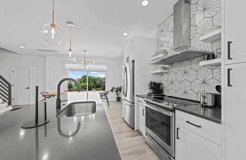 Northeast Virginia Beach House | Luxurious Ocean View Condo w/Rooftop Deck | Modern, Spacious, & Prime Location!