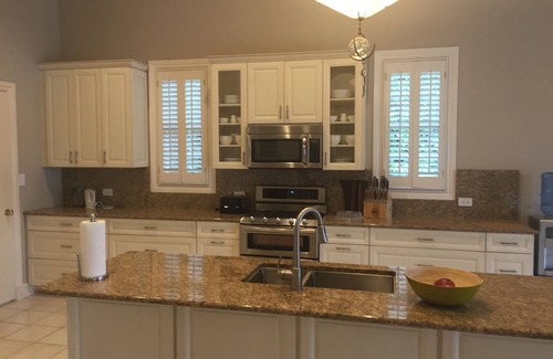 Nassau House | Luxurious 'Old Fort Bay' Large SINGLE LEVEL with 4 bedrooms each with an ensuite