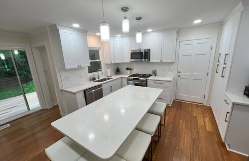 Northwest Raleigh House | Luxurious, Pet-Friendly, 6-bed home near RDU and North Hills w/2-car garage