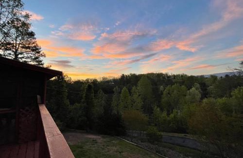 Gatlinburg - Pigeon Forge Ski Chalet | Luxurious Pigeon Forge Cabin, w/HotTub, EasyDrive, Arcade Game, Panoramic Views