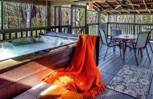 Gatlinburg - Pigeon Forge Ski Chalet | Luxurious Pigeon Forge Cabin, w/HotTub, EasyDrive, Arcade Game, Panoramic Views