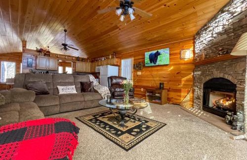 Gatlinburg - Pigeon Forge Ski Chalet | Luxurious Pigeon Forge Cabin, w/HotTub, EasyDrive, Arcade Game, Panoramic Views