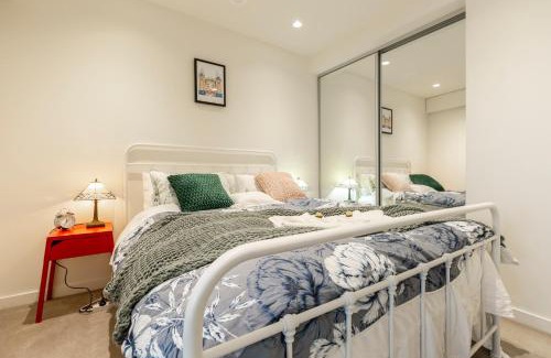 Abbotsford Apartment | LUXURIOUS RIVERSIDE RESORT STYLE APARTMENT☆POOL☆SPA☆GYM☆ROOFTOP WITH CITY VIEWS