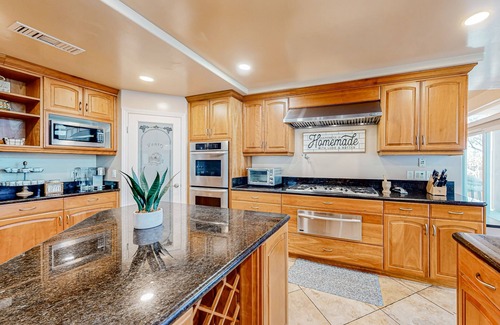 Morena House | Luxurious SoCal villa with multiple indoor/outdoor living areas, BBQ & fireplace