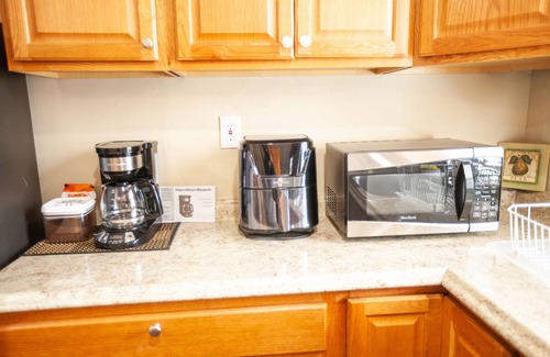 Waterbury Apartment | Luxurious, Spacious Apartment. Free Parking, Close By to Highways and Essentials