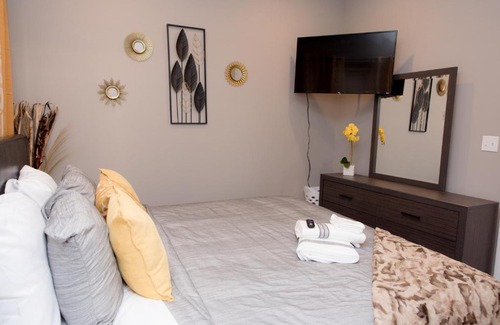 Grand Boulevard Apartment | Luxurious Stay at Modern Apartment with Self Check-in Mins Frm Downtown
