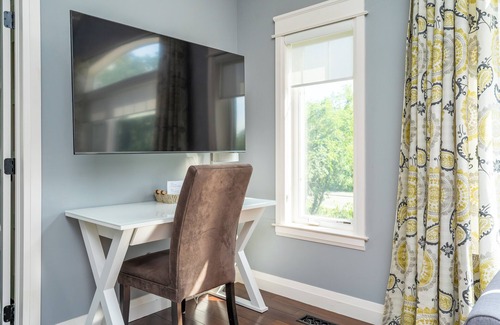 Georgetown House | Luxurious Studio on one acre in town