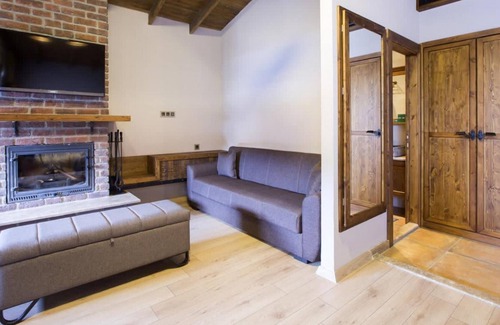 Orhangazi House | Luxurious Suits Surrounded by Nature with Jacuzzi & Shared Pool in Bursa