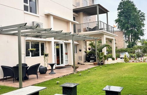 Ibrahimpatan Villa | Luxurious Villa with Cinema Hall and Free Parking near Airport, Hyderabad