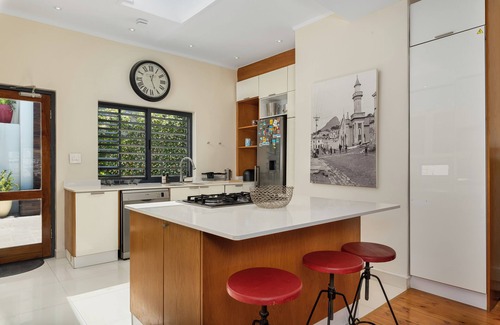 Cape Town City Centre Apartment | Luxury 2 bed Apartment l Pool + Mountain Views