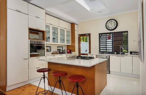 Cape Town City Centre Apartment | Luxury 2 bed Apartment l Pool + Mountain Views