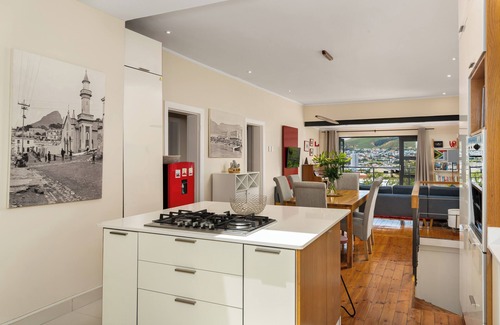 Cape Town City Centre Apartment | Luxury 2 bed Apartment l Pool + Mountain Views