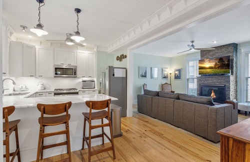Downtown Buffalo House | Luxury 2 Bedroom 1.5 Bath Town Home/Walk to Elmwood/Garage/EV Charger/AC