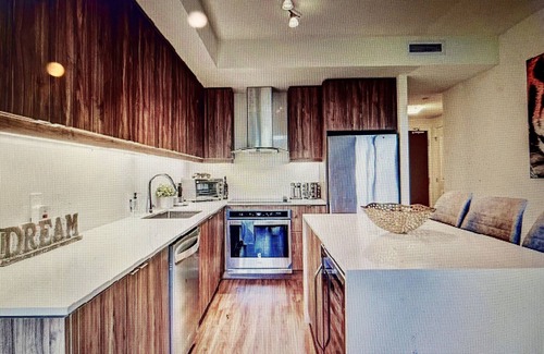Richmond Hill Apartment | Luxury 2 Bedroom Family Size Condo