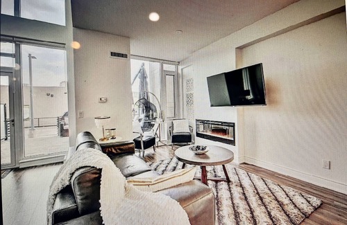 Richmond Hill Apartment | Luxury 2 Bedroom Family Size Condo
