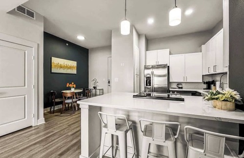 Deep Ellum Apartment | Luxury 2BD | DT Deep Ellum | 3 Beds | Free Parking