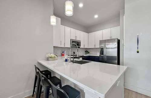Deep Ellum Apartment | Luxury 2BD | DT Deep Ellum | 4 Beds | Free Parking