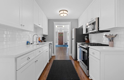 Hillcrest Apartment | Luxury 2bd Hillcrest Retreat!
