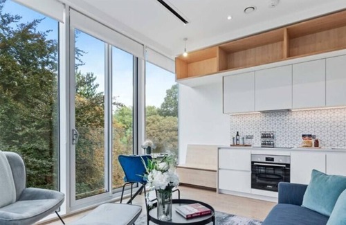 London Borough of Hounslow Apartment | Luxury 2BDR: Parking, Gym, Cinema & Game Room