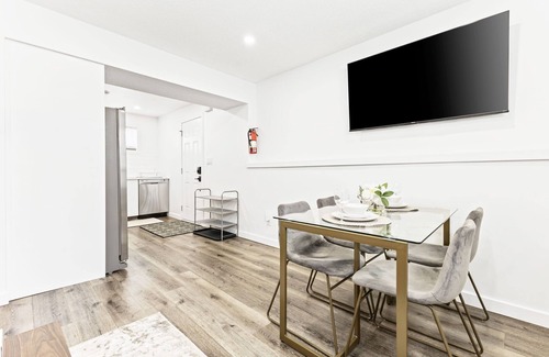 Southeast Calgary House | Luxury 2BR Guest Suite: Fast WiFi | BBQ | Rainfall Showers I Near Downtown