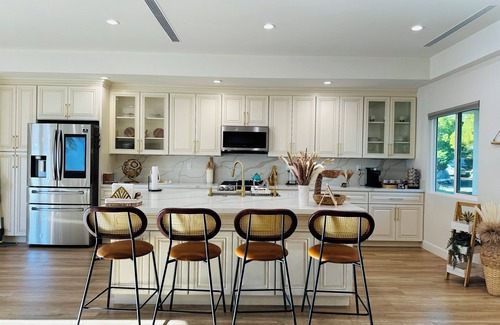 Burbank House | Luxury 2BR Retreat with Glamping Tent Near Universal Studios, Hollywood!