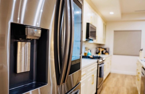 Burbank House | Luxury 2BR Retreat with Glamping Tent Near Universal Studios, Hollywood!