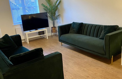 Northampton House | Luxury 3 Bedrooms, Driveway, Garage, Garden, M1