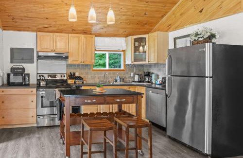 Rideau Lakes House | Luxury 3BR Cabin with Patio FirePit and BBQ