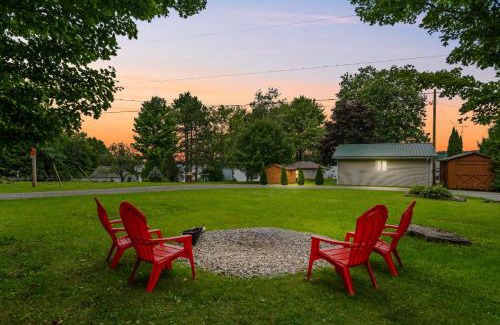 Rideau Lakes House | Luxury 3BR Cabin with Patio FirePit and BBQ