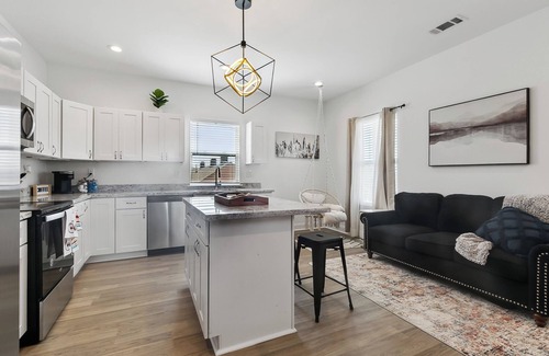 Fairgrounds Apartment | Luxury 3br Oasis w/Jacuzzi