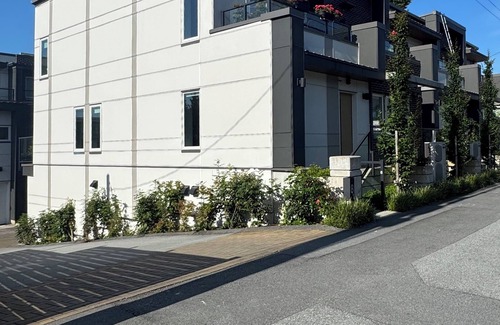 North Vancouver House | Luxury 3BR Townhome Garage A/C 3+ Month Stay