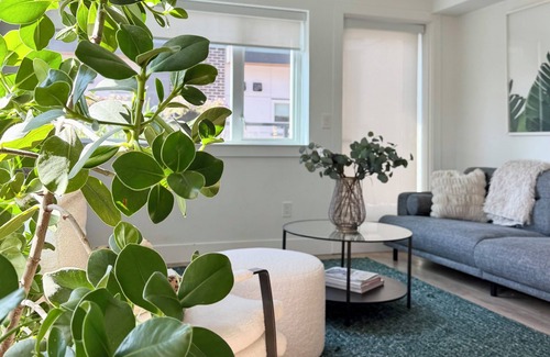 North Vancouver House | Luxury 3BR Townhome Garage A/C 3+ Month Stay