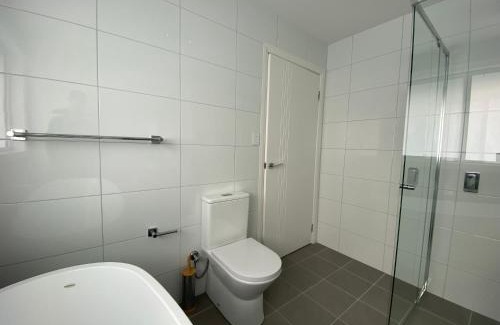 Gledswood Hills House | Luxury 4 Bedroom Home - Sleeps 10 Guests