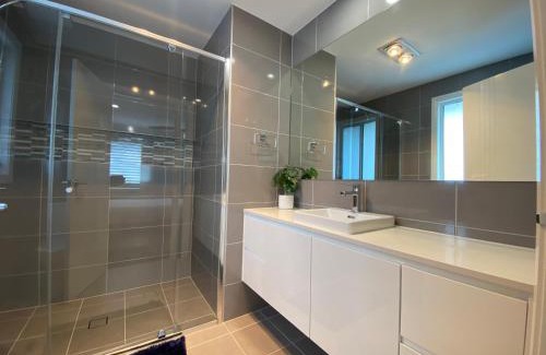 Gledswood Hills House | Luxury 4 Bedroom Home - Sleeps 10 Guests
