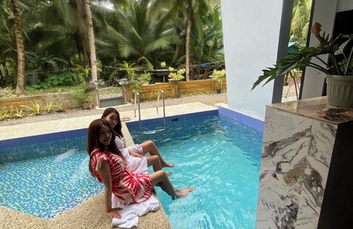 Poro House | Luxury 4-bedroom house with WiFi, AC ,pool, KARAOKE, in Camotes Island Cebu.