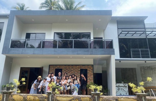 Poro House | Luxury 4-bedroom house with WiFi, AC ,pool, KARAOKE, in Camotes Island Cebu.