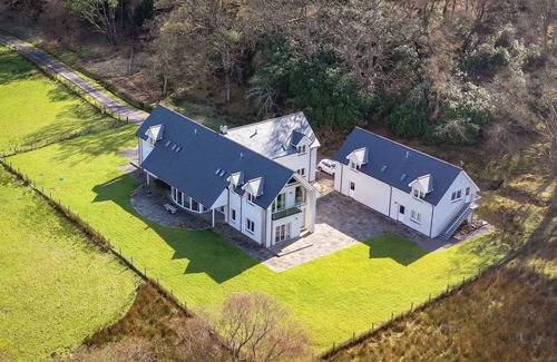 Lochailort House | Luxury 5-bedroom house sleeping 10 in comfort and style. Right beside the loch!