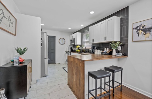 Westwood House | Luxury 5-bedroom House in Charming Cincinnati with Gym, AC, Grill and Smart TVs.