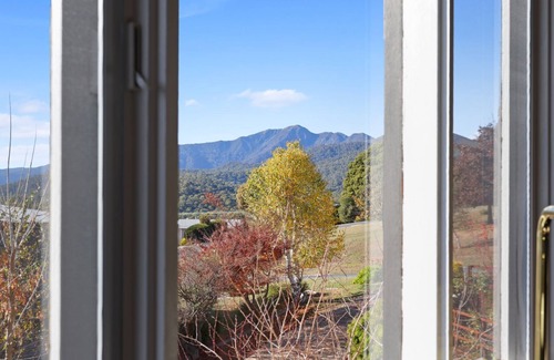 Merrijig House | Luxury 5BR Mountain Home - Mt Buller Views