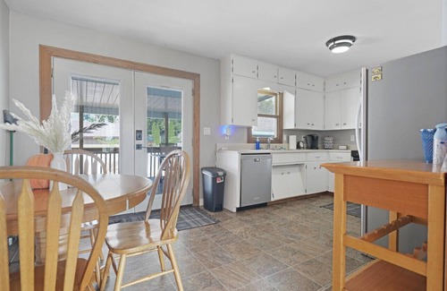 Waterloo House | Luxury 5BR w/Pool & Hot Tub near Theme/Water Park