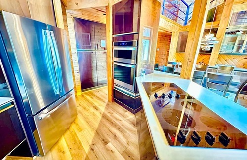 Bracebridge Ski Chalet | Luxury 6 Bedroom Muskoka Chalet/Cottage Private Beach w/Crystal Clear Water!