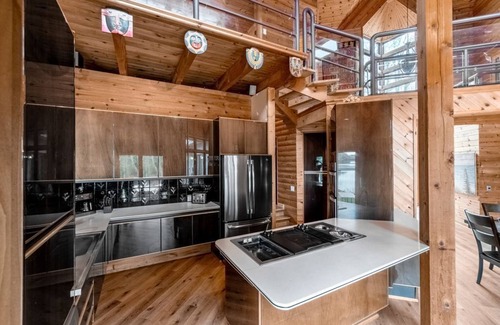 Bracebridge Ski Chalet | Luxury 6 Bedroom Muskoka Chalet/Cottage Private Beach w/Crystal Clear Water!