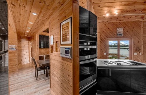 Bracebridge Ski Chalet | Luxury 6 Bedroom Muskoka Chalet/Cottage Private Beach w/Crystal Clear Water!