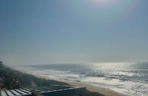 Westbrook House | Luxury 6 sleeper: nature’s symphony of ocean, beach, 180degrees views & dolphins