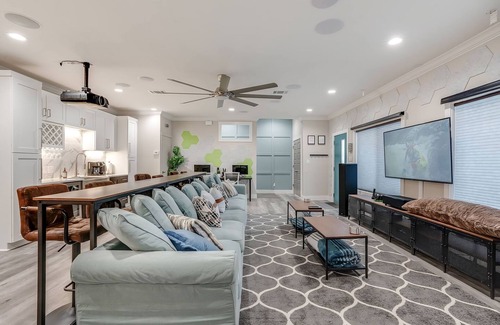 Five Points House | Luxury 6BR/5BA+ Hot Tub near DT