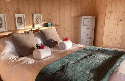 Glasgow Ski Chalet | Luxury and Peaceful 1-bed Roundhouse with Hot Tub