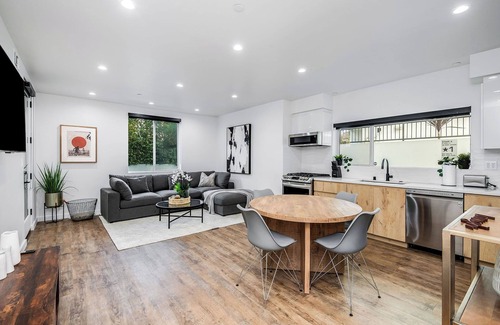 Beverly Grove Apartment | Luxury apartment w/Private Backyard, near The Grove, Beverly Center!