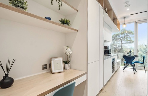 London Borough of Hounslow Apartment | Luxury Apartment with Orbit Cinema, ZoneX Game Room, Gym, Lounge near Station